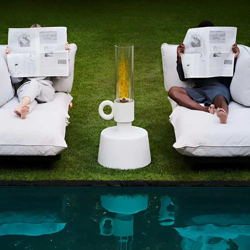 Twee personen lezen op Fatboy Paletti ligstoelen bij zwembad