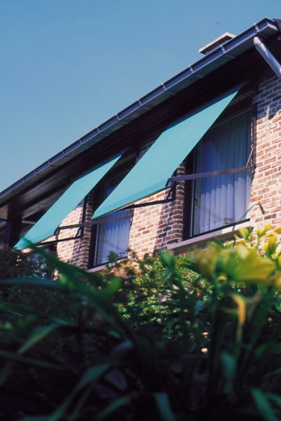 US702 uitvalscherm met groene doeken aan bakstenen woning US702 uitvalscherm met groene doeken aan bakstenen woning