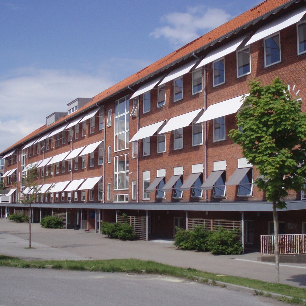 US710 uitvalschermen aan groot schoolgebouw