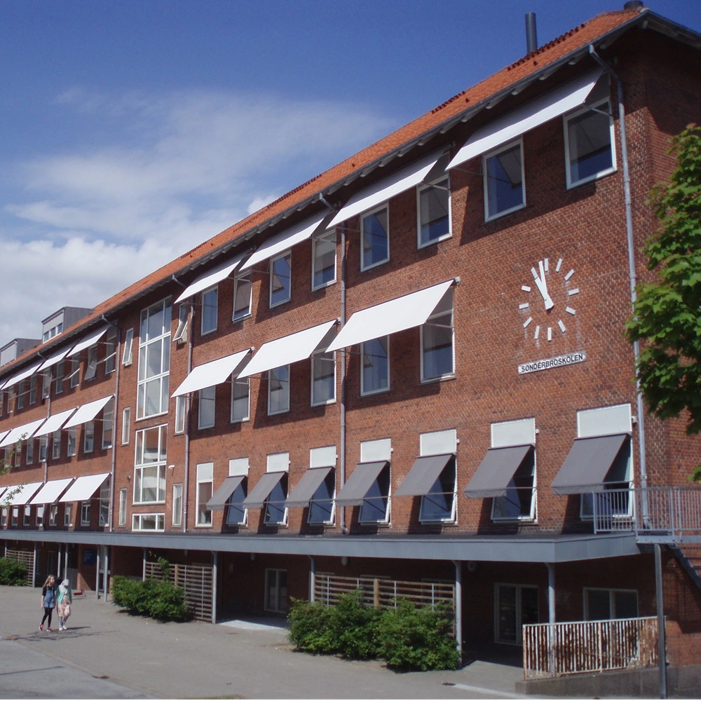 US710 uitvalschermen aan schoolgebouw