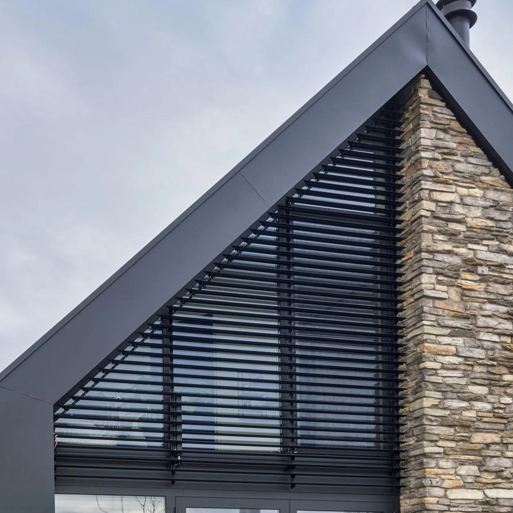 Vaste lamellen in driehoekige vorm op gevel met natuurstenen afwerking