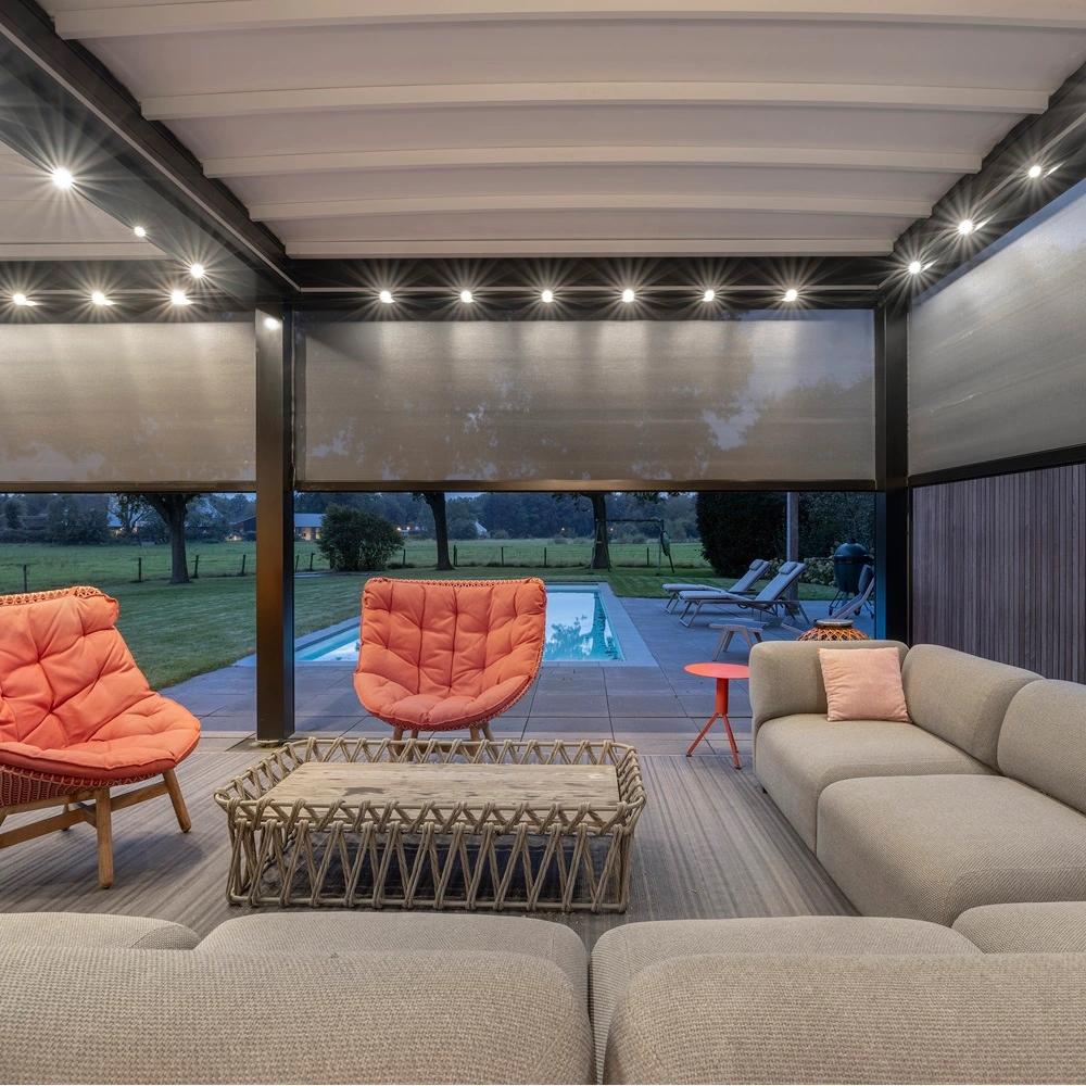 Verlicht terras met Click zip screen zonwering en zitruimte bij zwembad