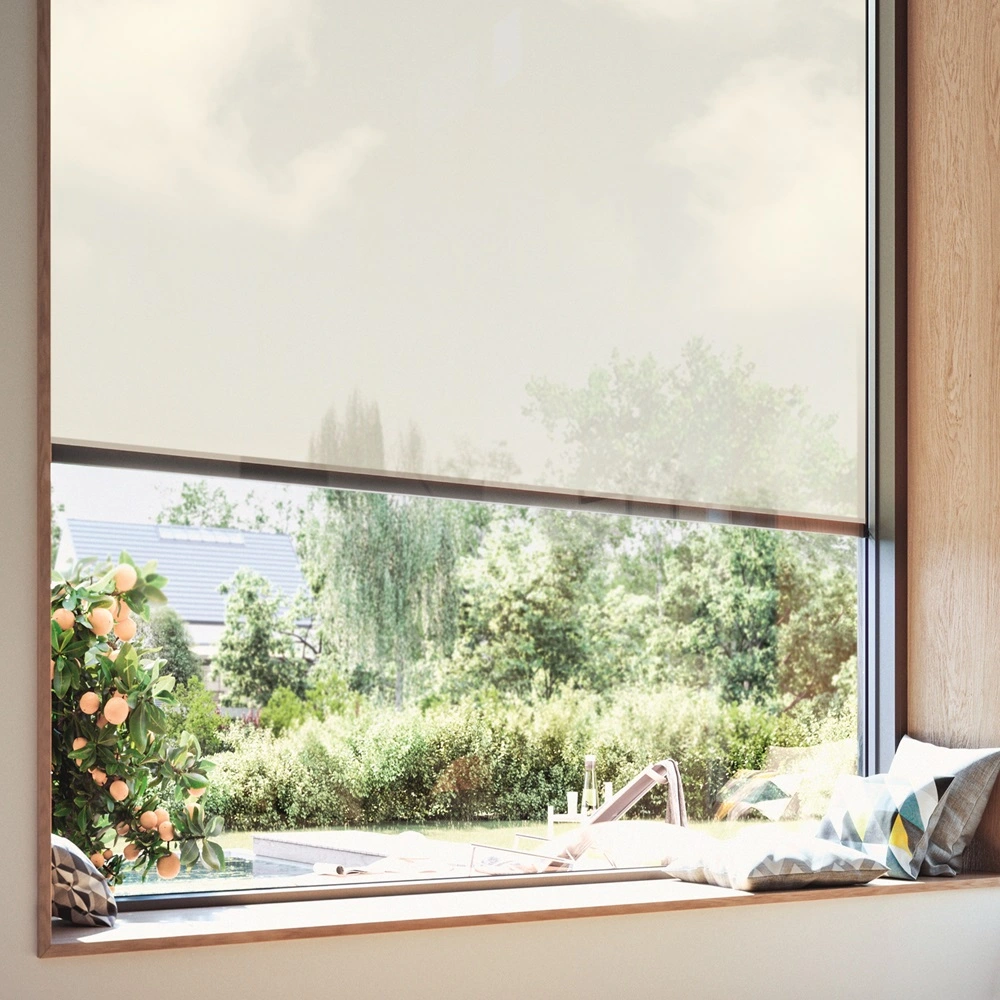 Vertitex screen voor een groot raam met uitzicht op een tuin en een oranjeboom