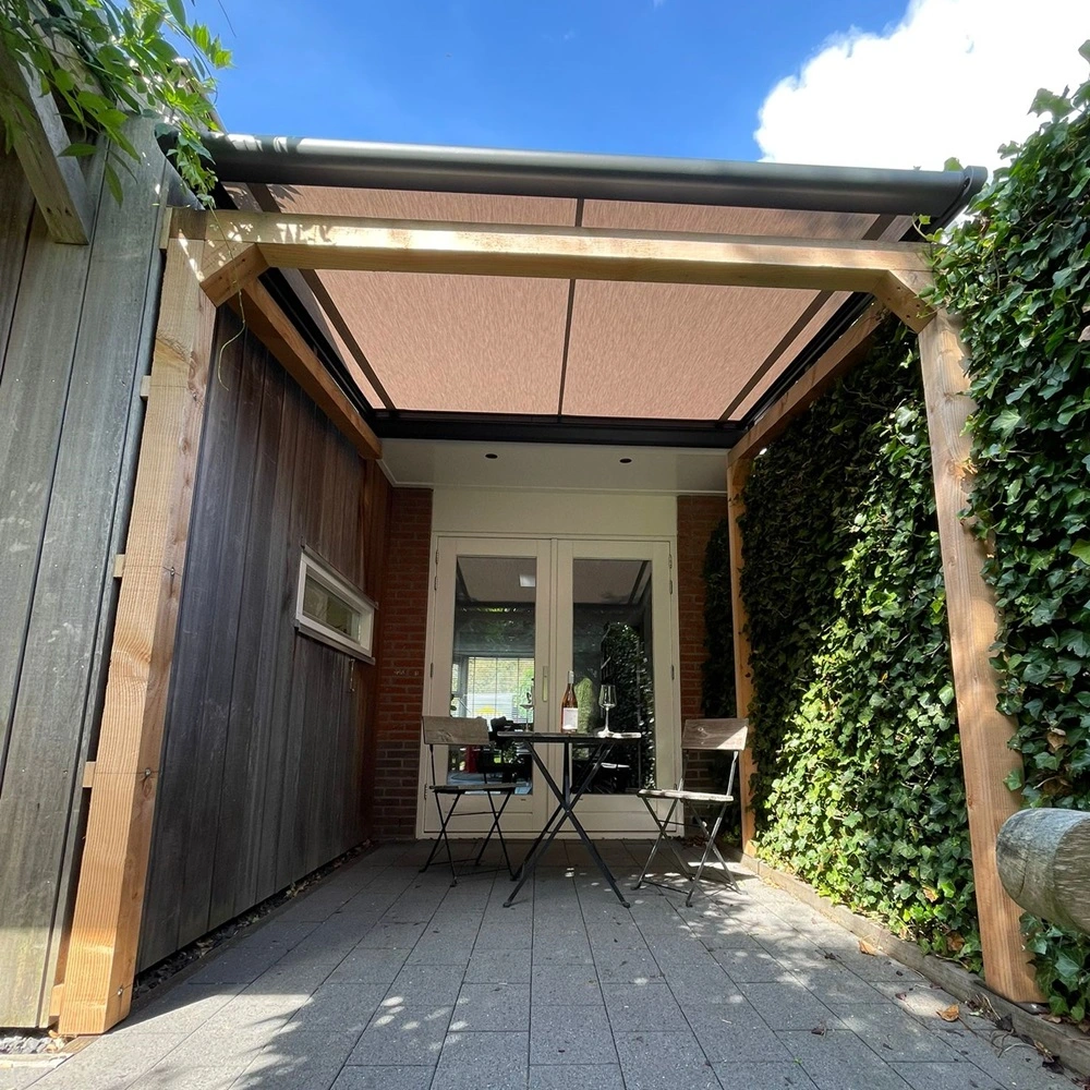 WGM TOP Serrezonwering op een klein terras met houten omlijsting en tafelset