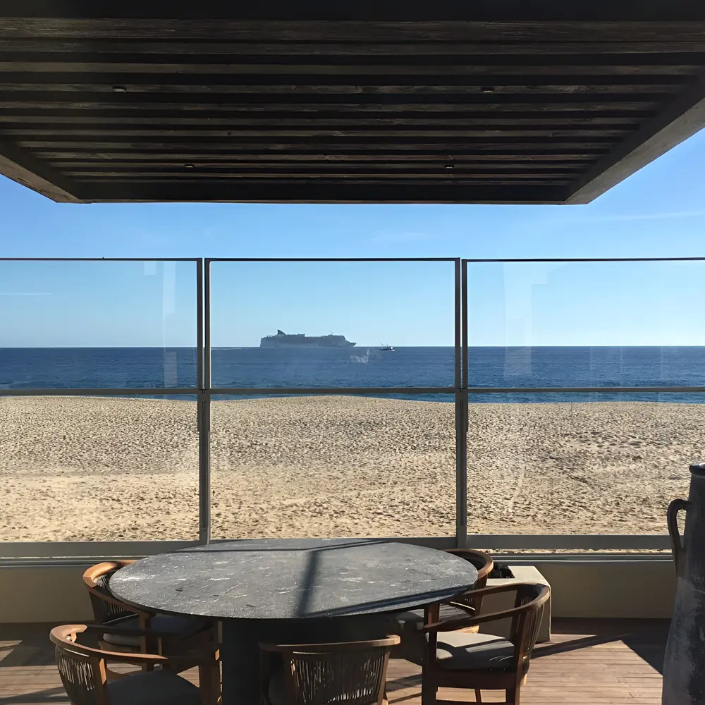 Windscherm Habitat Win met uitzicht op strand en zee vanaf een overdekt terras
