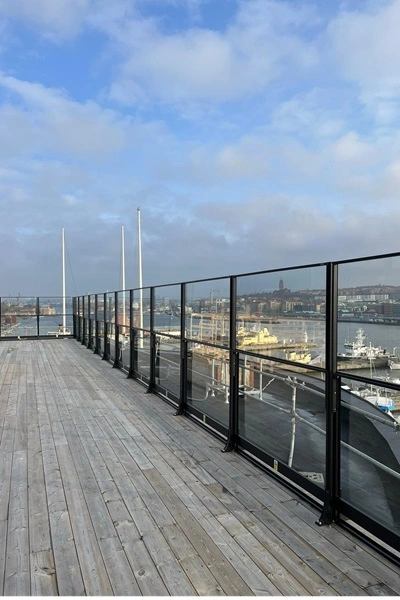 Windscherm Habitat Win op dakterras met uitzicht op haven en stad Windscherm Habitat Win op dakterras met uitzicht op haven en stad
