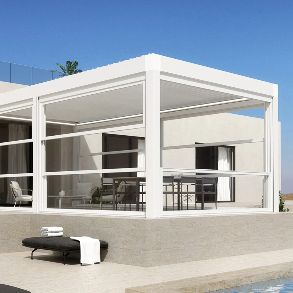 Windschermen Close-up bij lamellen overkapping aan het water