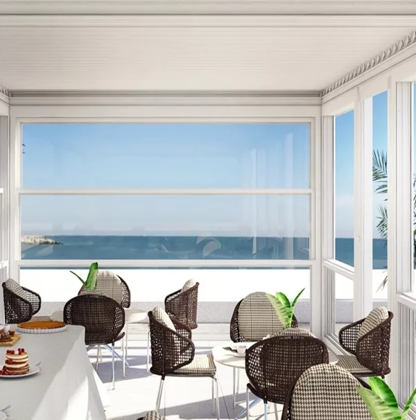 Windschermen Close-up bij lamellen overkapping en uitzicht op zee