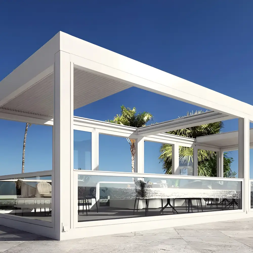 Windschermen Close-up open bij witte lamellenoverkapping