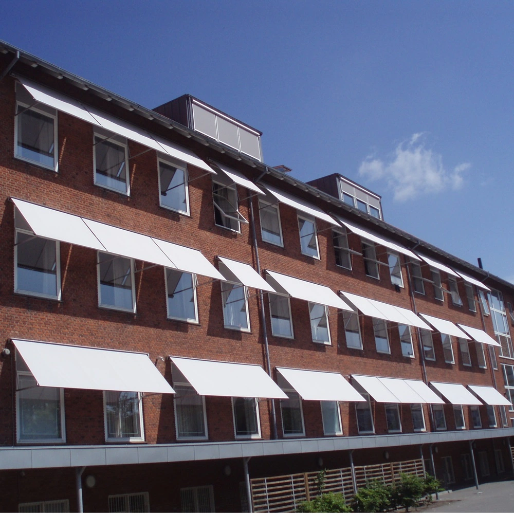 Wit US710 uitvalscherm aan bakstenen gebouw