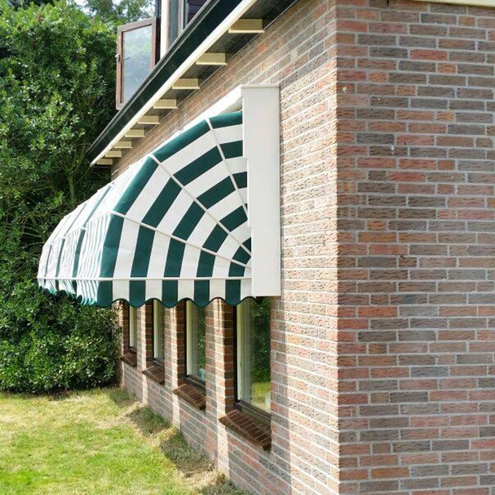 Zijaanzicht van houten markies in groen-witte strepen boven ramen van bakstenen huis
