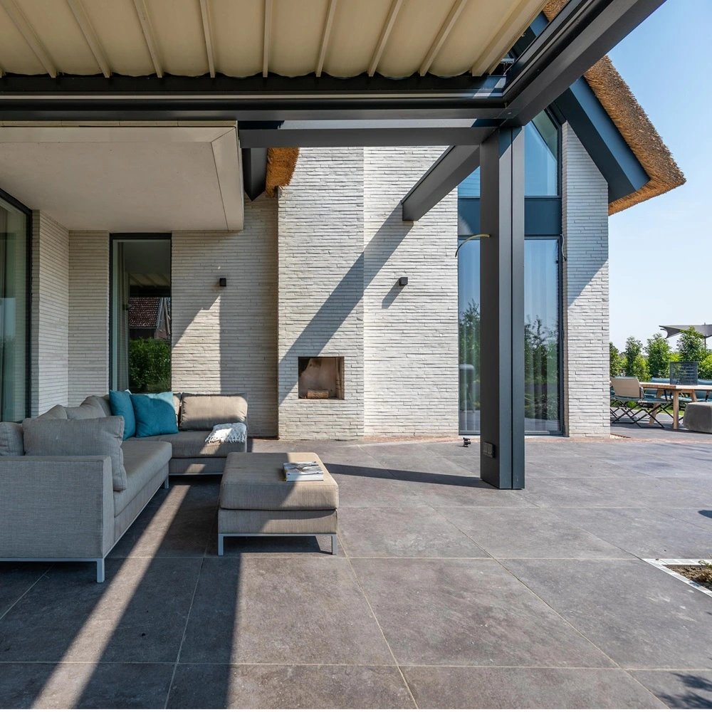 Zithoek onder een Zenit overkapping naast een huis