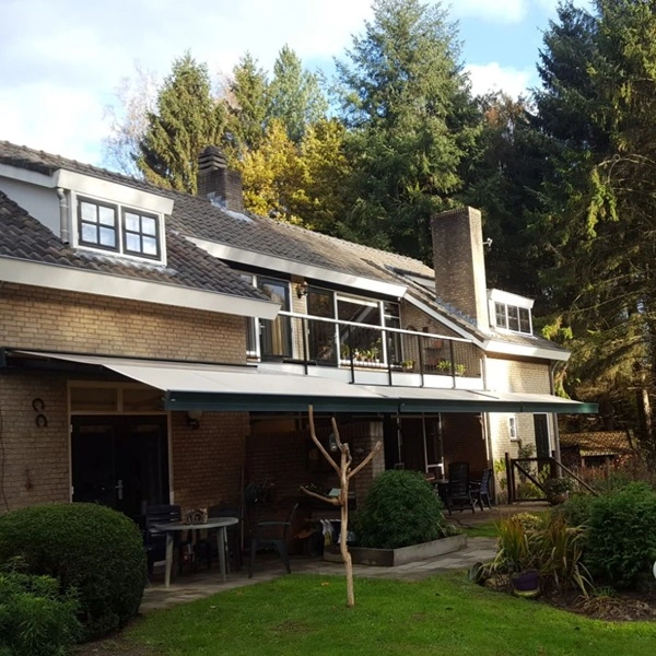 Zon en regenscherm Casa Sunrain aan woning met tuin