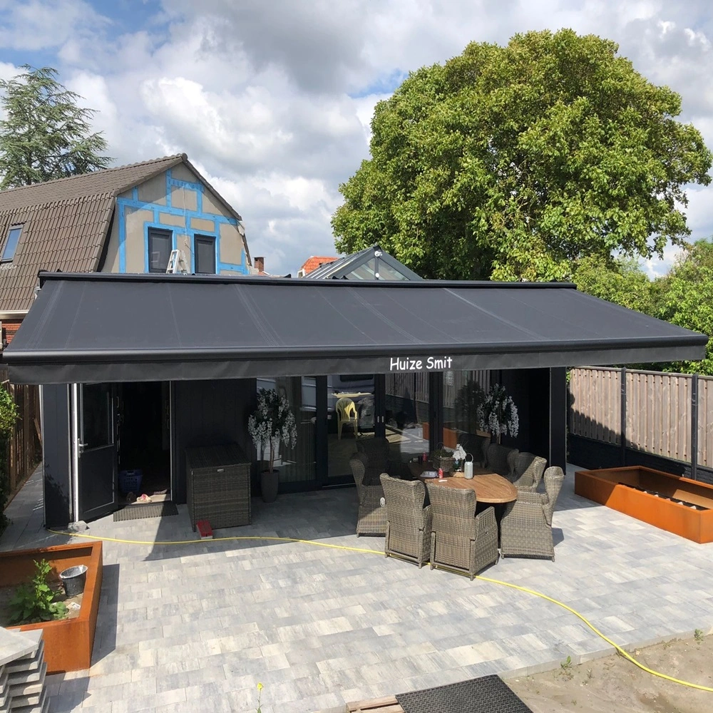 Zon en regenscherm Jumbo aan terras met zicht op de tuin