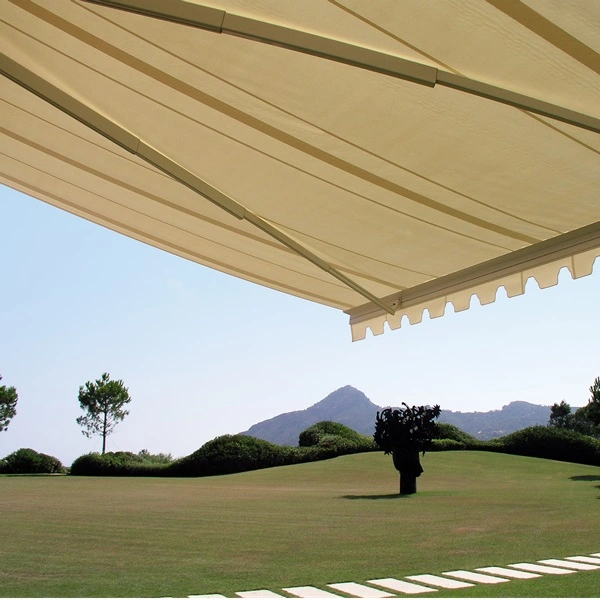 Zon en regenscherm Jumbo boven groene tuin met uitzicht op heuvels
