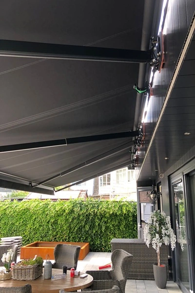 Zon en regenscherm Jumbo boven terras met tuinzicht Zon en regenscherm Jumbo boven terras met tuinzicht