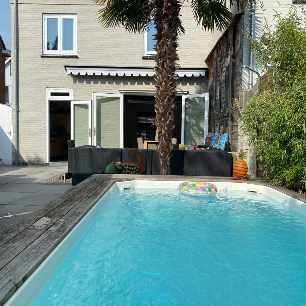 Zon en regenscherm Sunrain met zithoek en zwembad