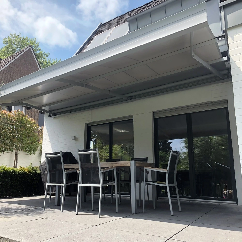 Zon en regenscherm ZRS boven terras aan witte woning