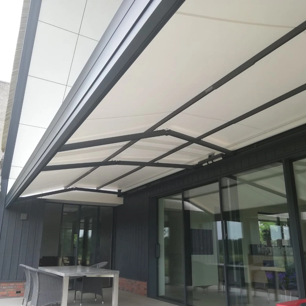 Zon en regenscherm autovolant bevestigd aan woning over terras