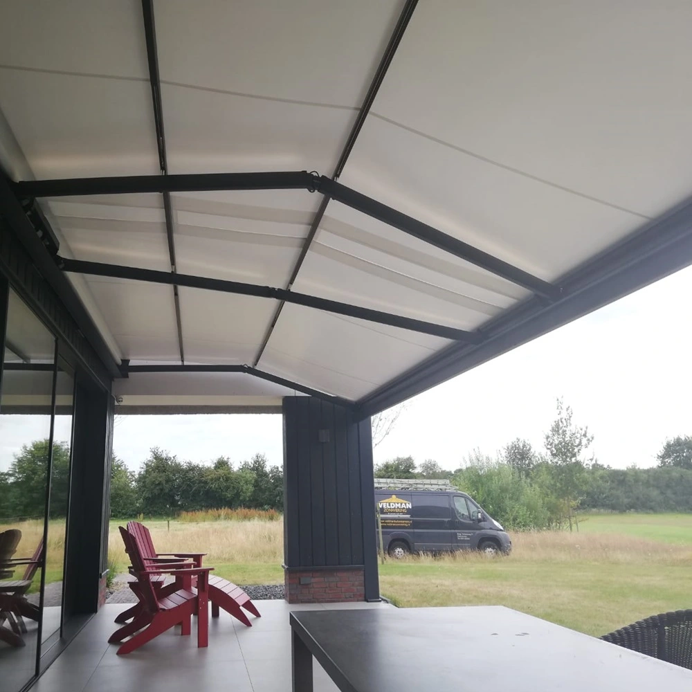 Zon en regenscherm autovolant onder het scherm met terrasstoelen