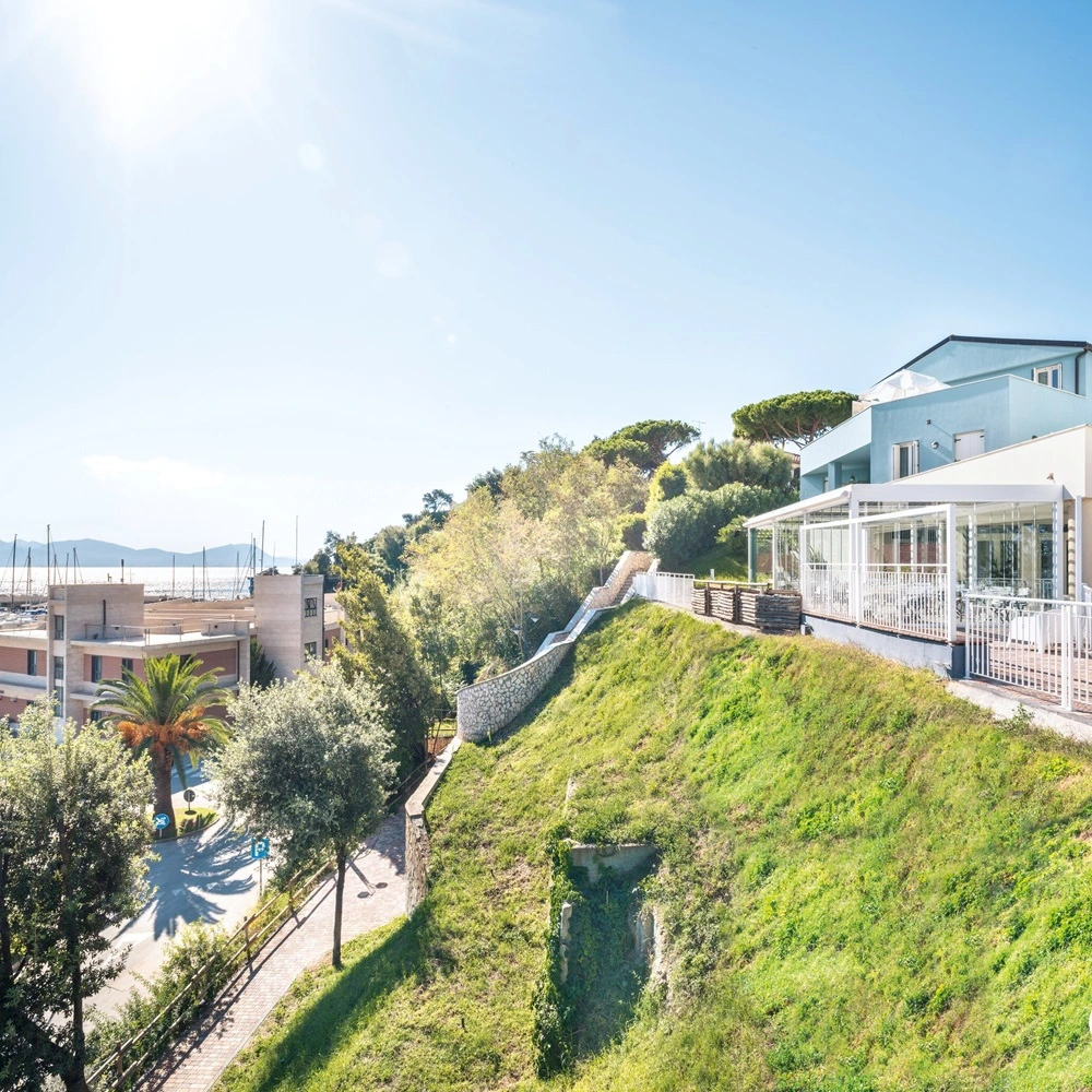 Zonne-energie pergola bij huis aan zee met uitzicht op haven