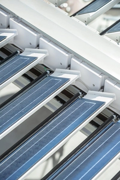Zonne-energie pergola met geïntegreerde zonnepanelen in de lamellen Zonne-energie pergola met geïntegreerde zonnepanelen in de lamellen