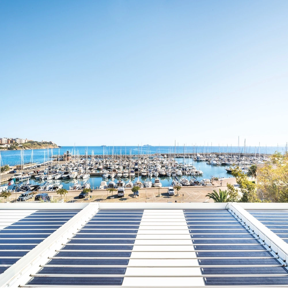 Zonnepanelen op pergola met uitzicht op jachthaven