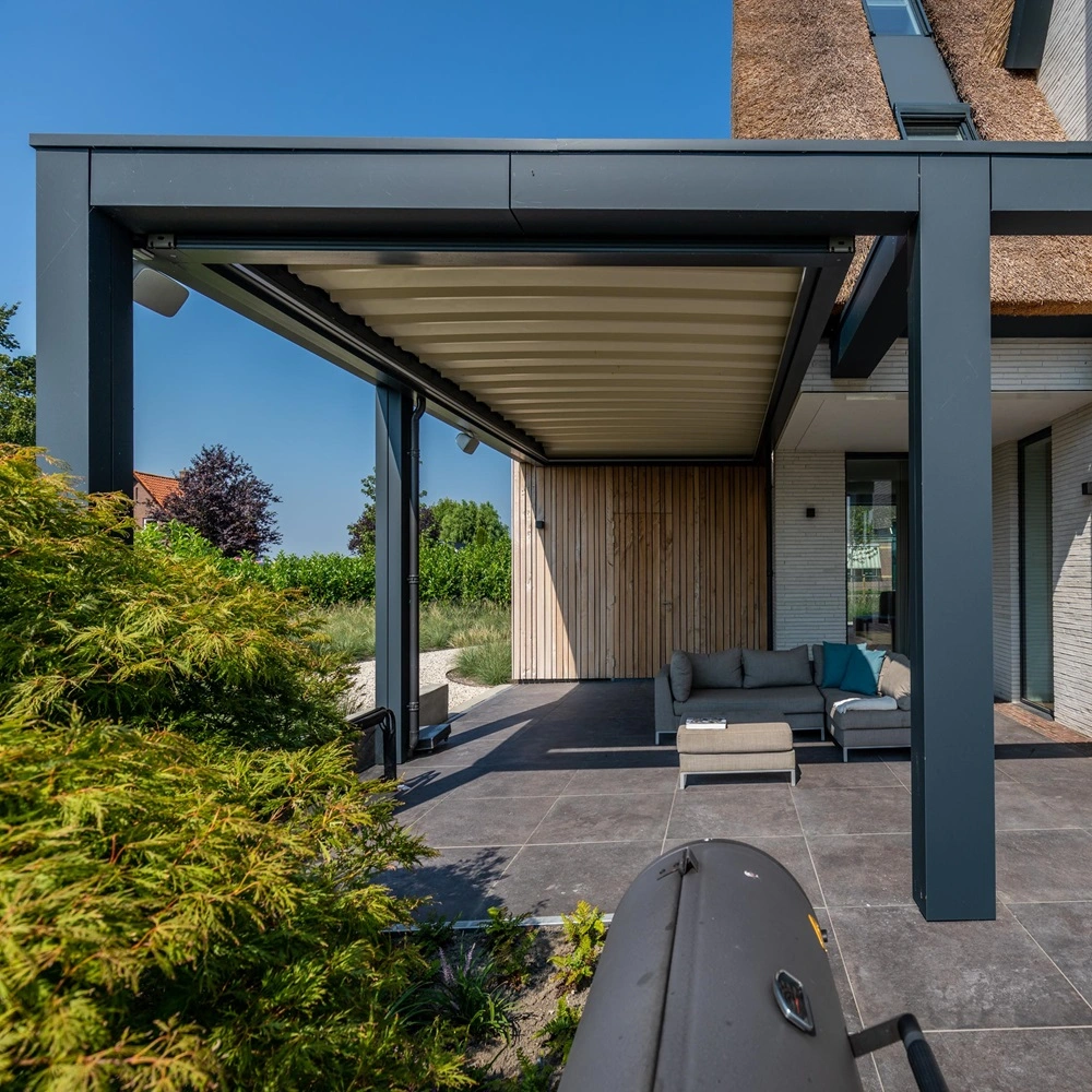 Zwarte overkapping Zenit aan een woning met een ruime buitenruimte Zwarte overkapping Zenit aan een woning met een ruime buitenruimte