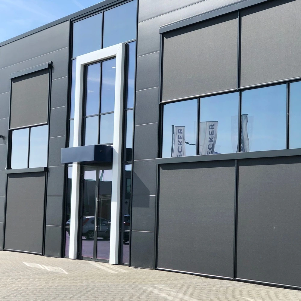 Buitenkant gebouw met zipscreens