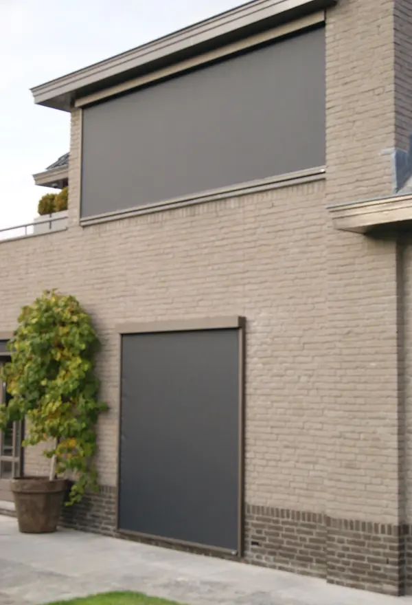 Achteraanzicht van een moderne woning in Hillegom met op maat gemaakte screens