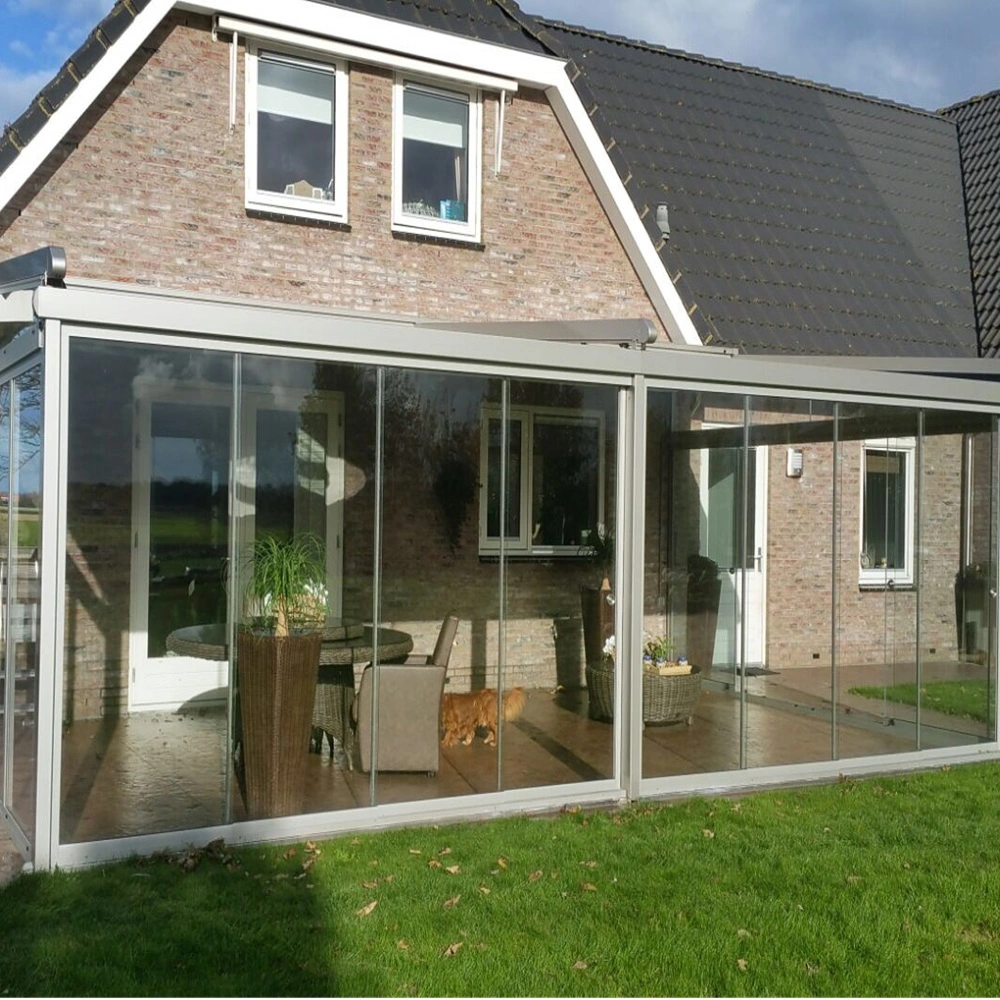 Aluminium tuinkamer met glazen schuifwanden aan een bakstenen huis