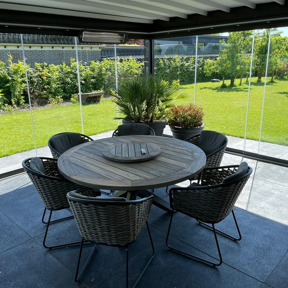 Azimut tuinkamer met glazen schuifdeuren en houten eettafel