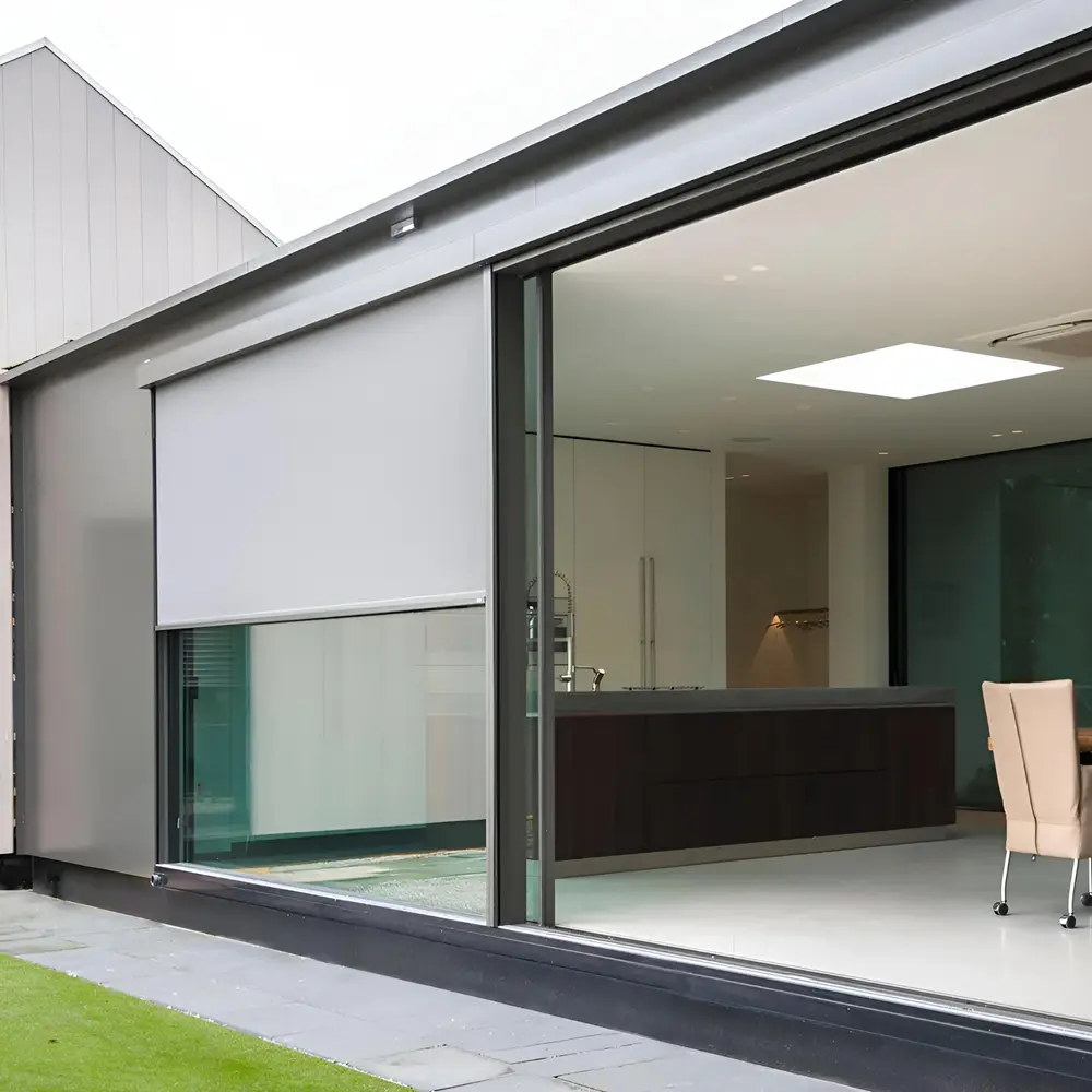 Buitenzijde van een woning in Utrecht met Zip screen voor zonwering en privacy Buitenzijde van een woning in Utrecht met Zip screen voor zonwering en privacy