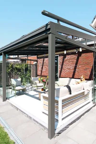 Classic glazen schuifdak met zitgedeelte en comfortabele loungebank Classic glazen schuifdak met zitgedeelte en comfortabele loungebank