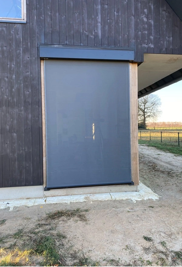 Detail van kabelscreen installatie op zwarte gevel in Dalfsen