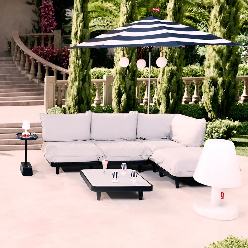 Fatboy Edison lamp bollekes en loungeset op terras onder parasol