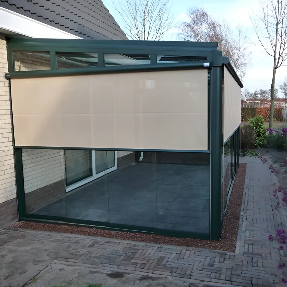 Glazen tuinkamer Terrazza Sempra met beige zonwering gesloten