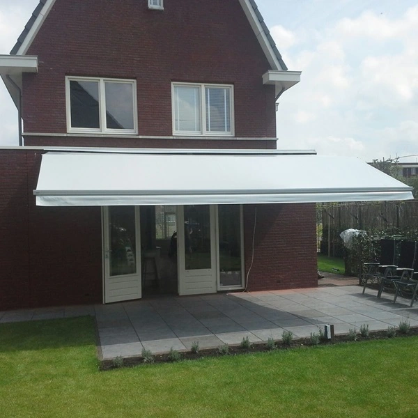 Groot wit zon- en regenscherm boven terras voor schaduw en bescherming