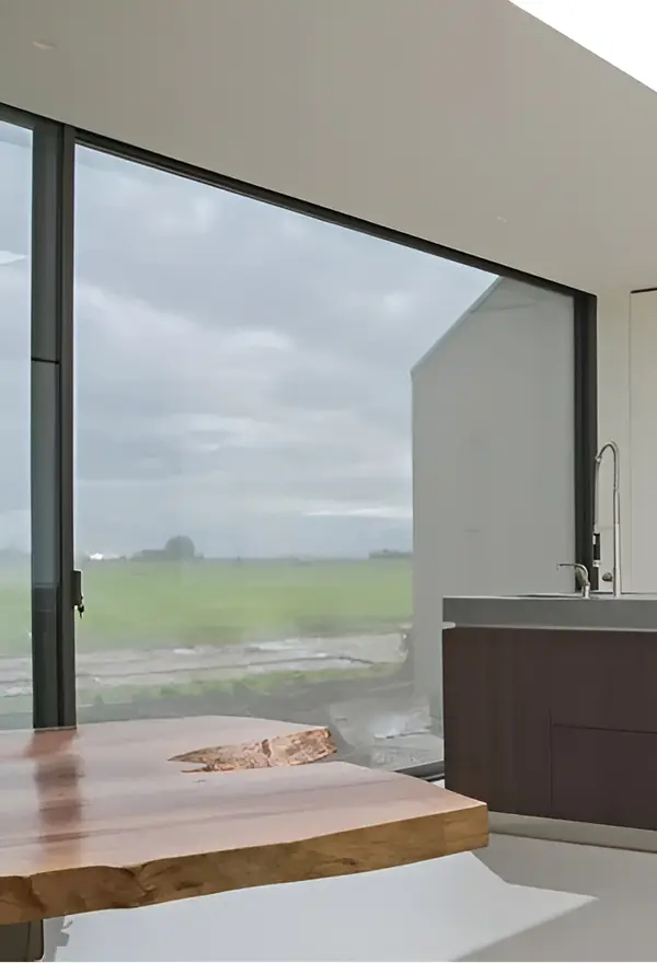 Keuken met uitzicht en zip screen voor zonwering