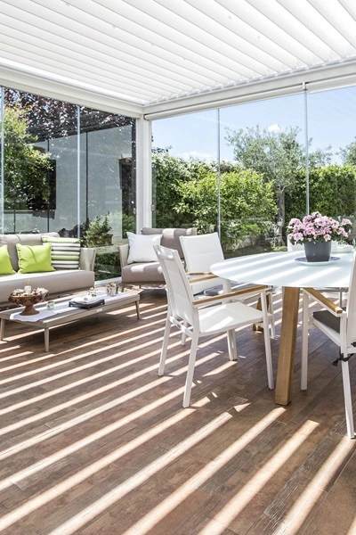 Lamellen tuinkamer Twist met glazen wanden, eettafel en loungehoek Lamellen tuinkamer Twist met glazen wanden, eettafel en loungehoek