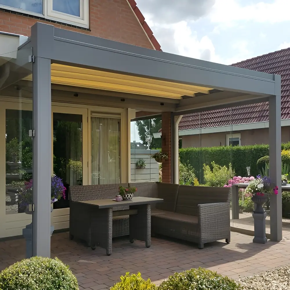 Nomo tuinkamer met schuifdak, glazen wanden en comfortabele zithoek