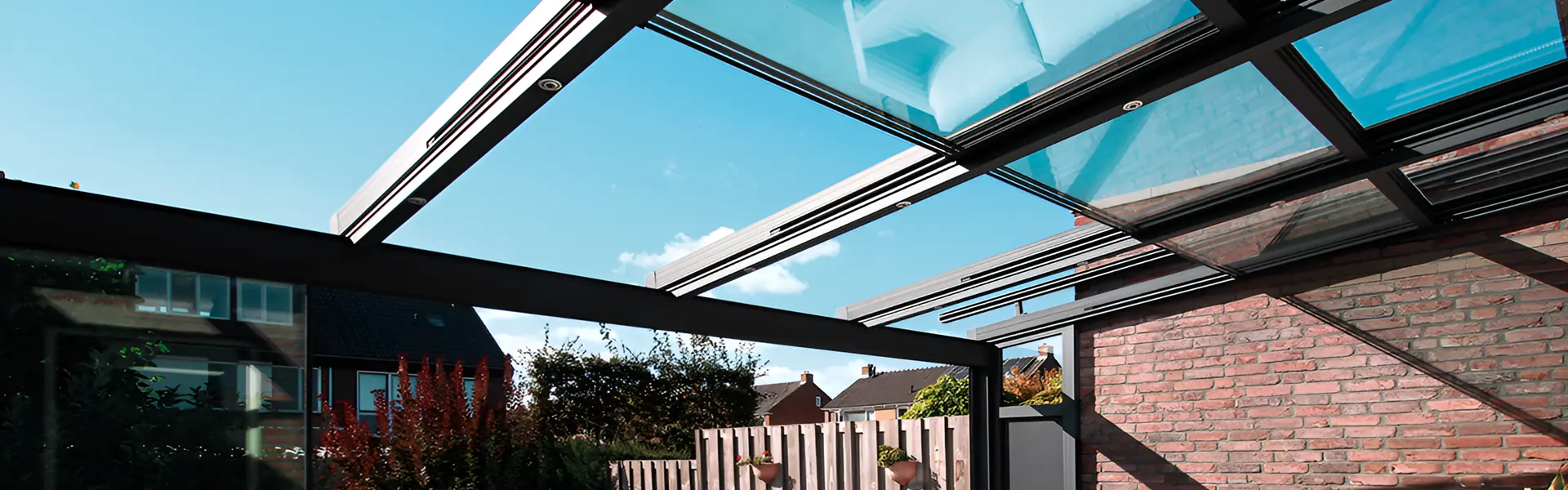 Open Classic glazen schuifdak met uitzicht op heldere lucht