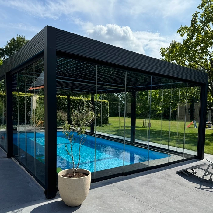 Realisatie van Veldman Zonwering lamellen overkapping geplaatst over een zwembad Realisatie van Veldman Zonwering lamellen overkapping geplaatst over een zwembad