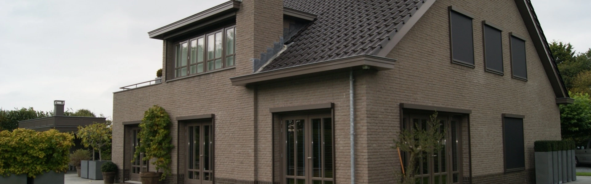 Voorzijde van woning met zonwerende screens