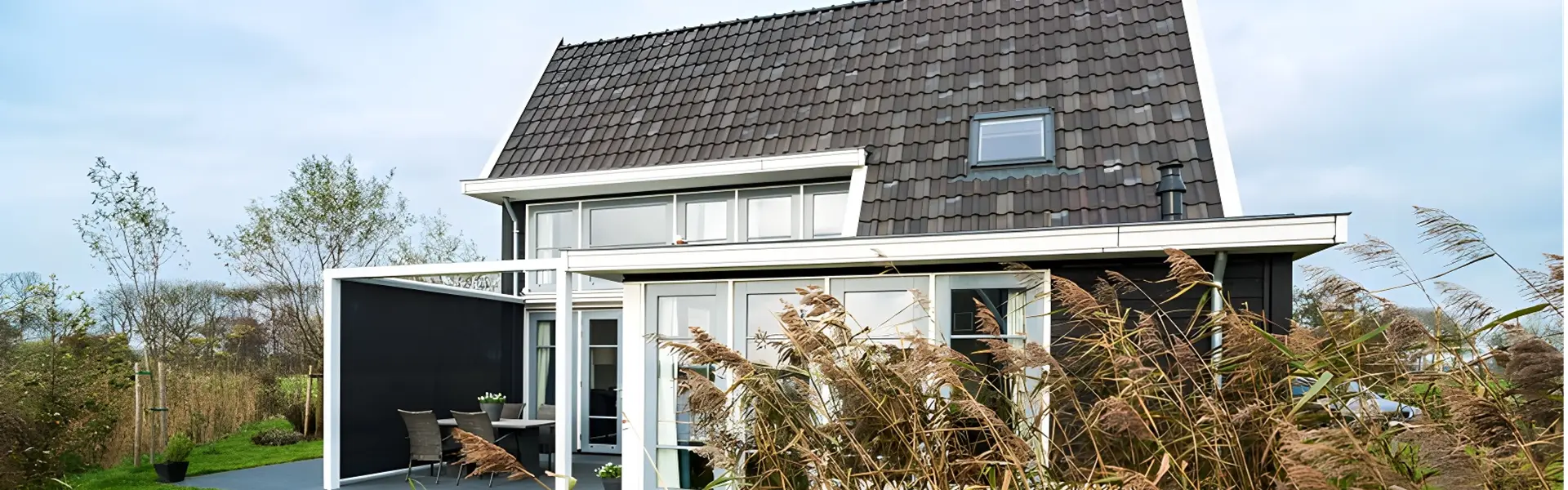Woning met overkapping en screens voor beschutting