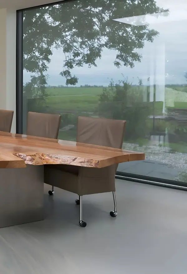 Woonkamer met meubels en zip screen