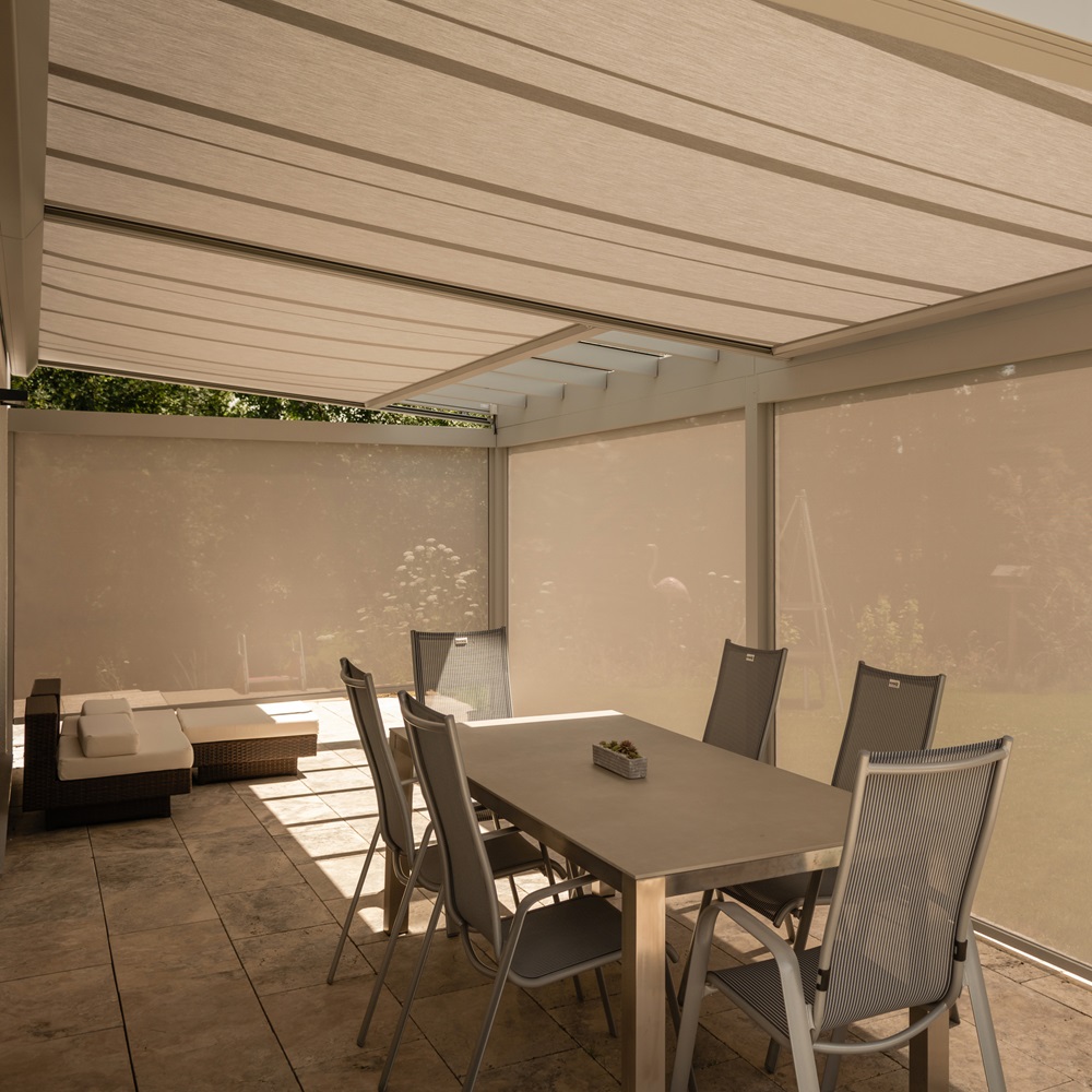 Zithoek in glazen tuinkamer Nyon met zonwering