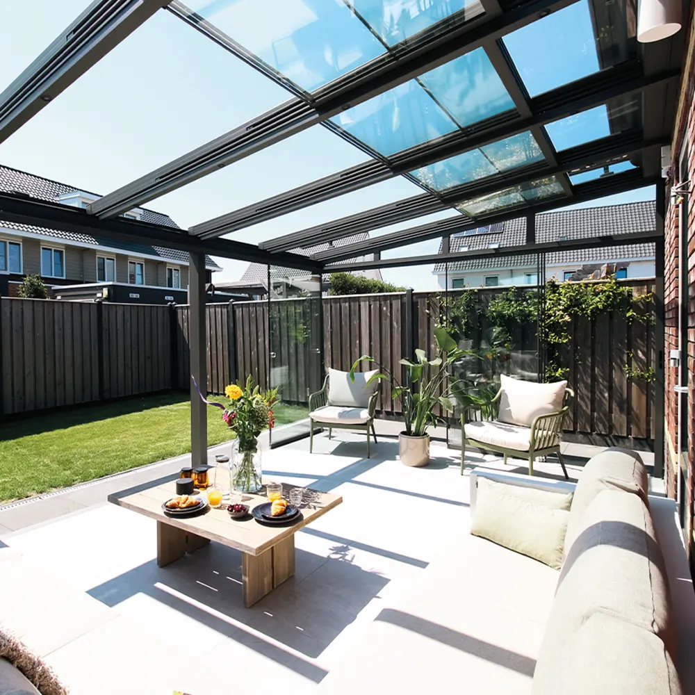 Zithoek onder Classic glazen schuifdak met open tuinkamer Zithoek onder Classic glazen schuifdak met open tuinkamer