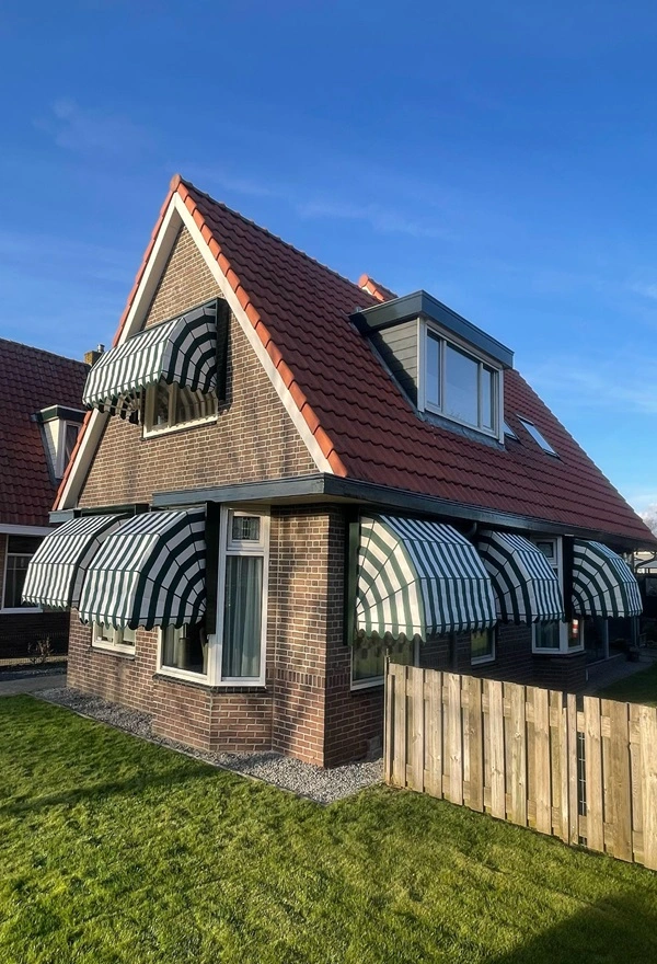 Authentieke woning in Wolvega met klassieke groen-witte markiezen
