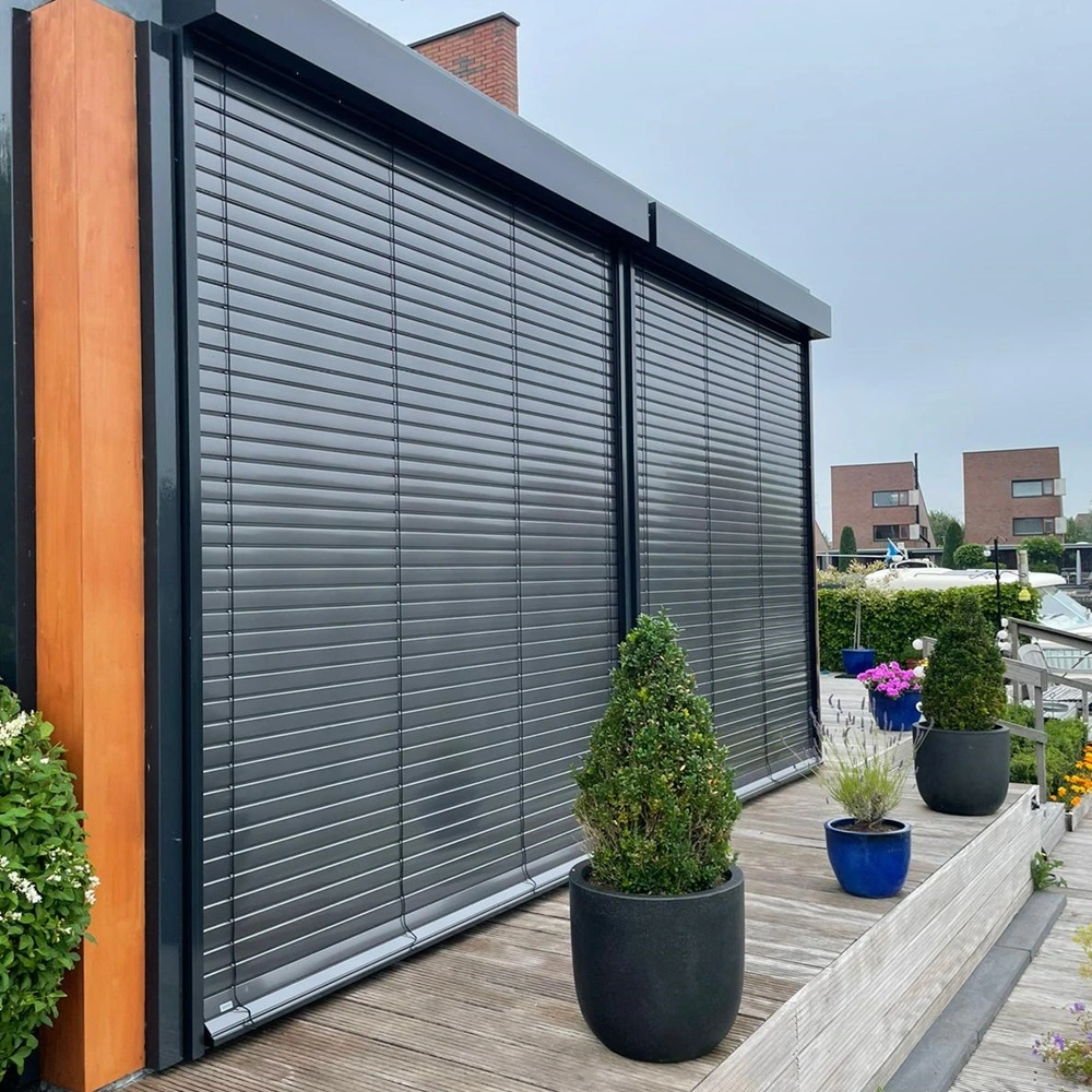 Buitenjaloezieen volledig gesloten op een terras met houten gevel en bloempotten in Gelderland Buitenjaloezieen volledig gesloten op een terras met houten gevel en bloempotten in Gelderland